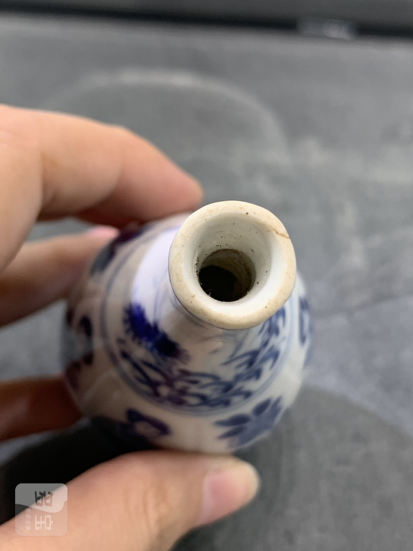 清康熙青花四美图瓜棱小胆瓶 - 图5